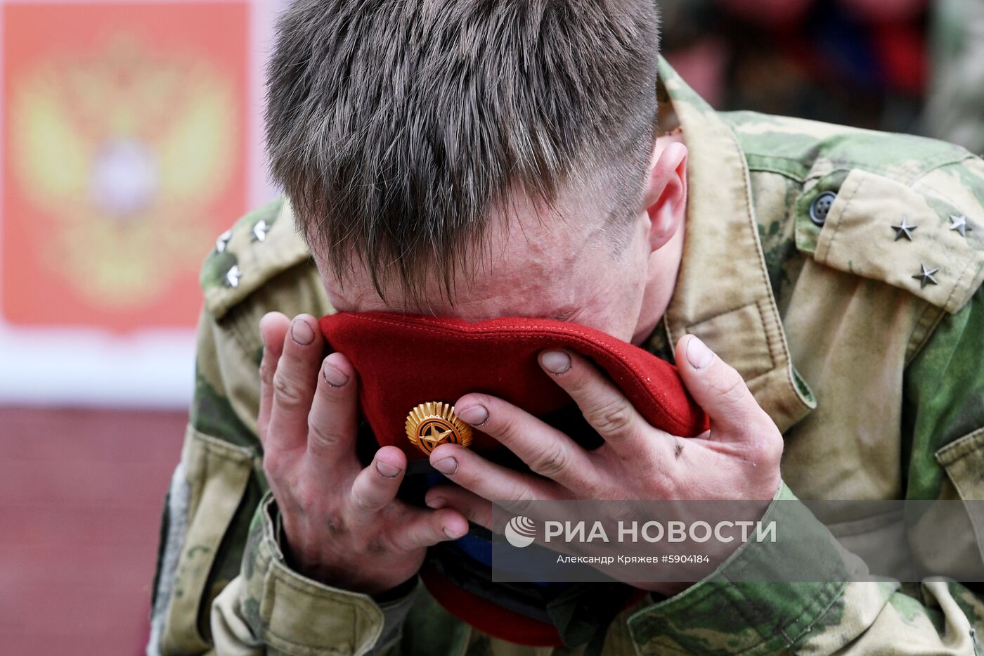 Церемония вручения краповых беретов на квалификационных испытаниях на право ношения крапового берета среди военнослужащих и сотрудников подразделений специального назначения Сибирского округа Росгвардии на базе учебного центра "Горный" в Новосибирской области. Место: Россия, Новосибирская область. Автор: Александр Кряжев/РИА Новости. Испытания на право ношения крапового берета среди военнослужащих Росгвардии
