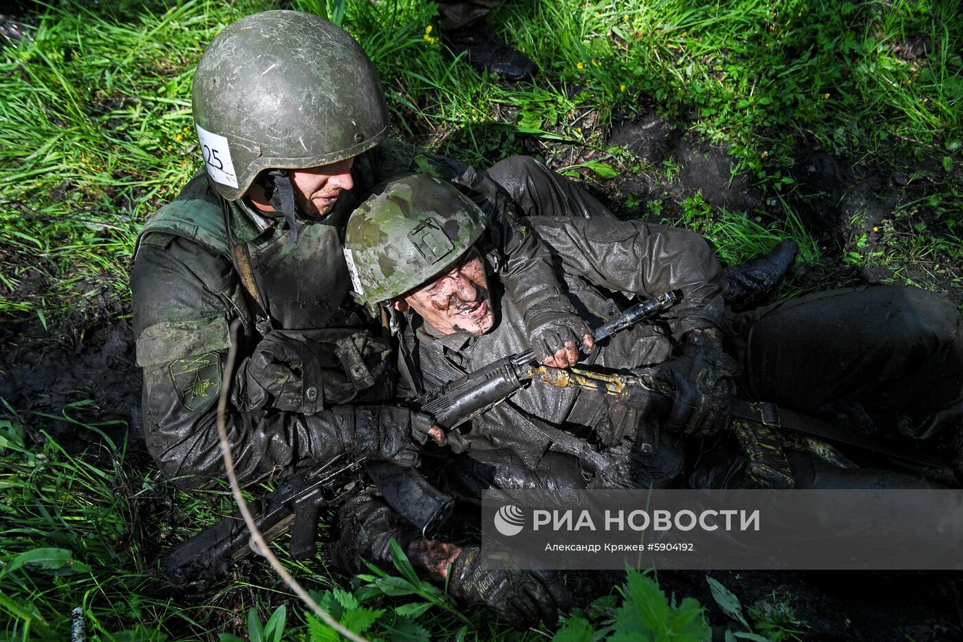 Марш-бросок во время квалификационных испытаний на право ношения крапового берета среди военнослужащих и сотрудников подразделений специального назначения Сибирского округа Росгвардии на базе учебного центра "Горный" в Новосибирской области. Место: Россия, Новосибирская область. Автор: Александр Кряжев/РИА Новости. Испытания на право ношения крапового берета среди военнослужащих Росгвардии