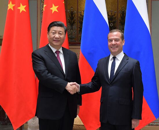 Премьер-министр РФ Д. Медведев встретился с председателем КНР Си Цзиньпинем