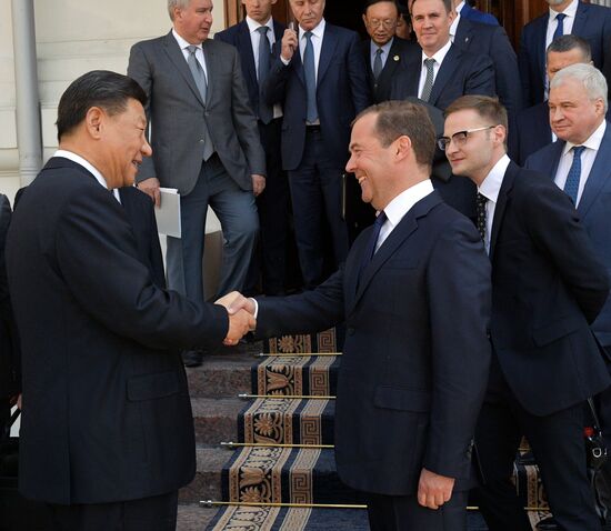 Премьер-министр РФ Д. Медведев встретился с председателем КНР Си Цзиньпинем