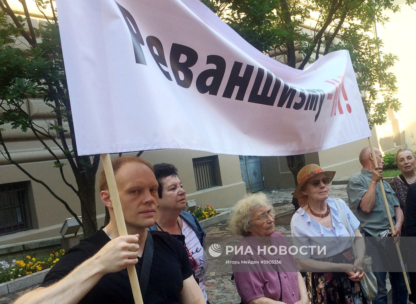 Акция в защиту памятника советским воинам-освободителям в Риге