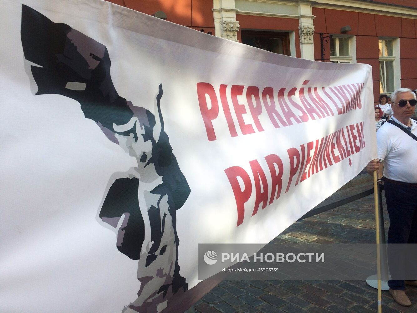 Акция в защиту памятника советским воинам-освободителям в Риге