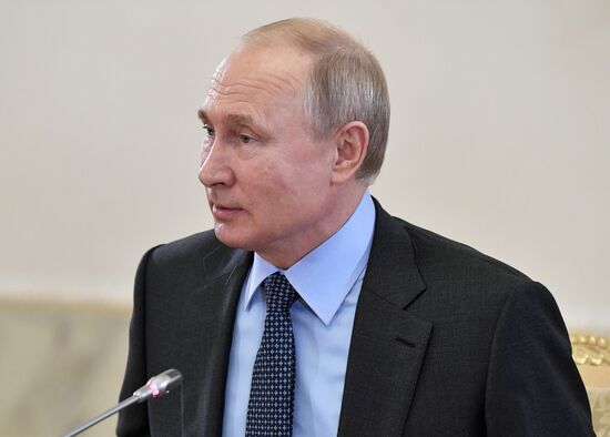 Президент РФ В. Путин принимает участие в Петербургском международном экономическом форуме