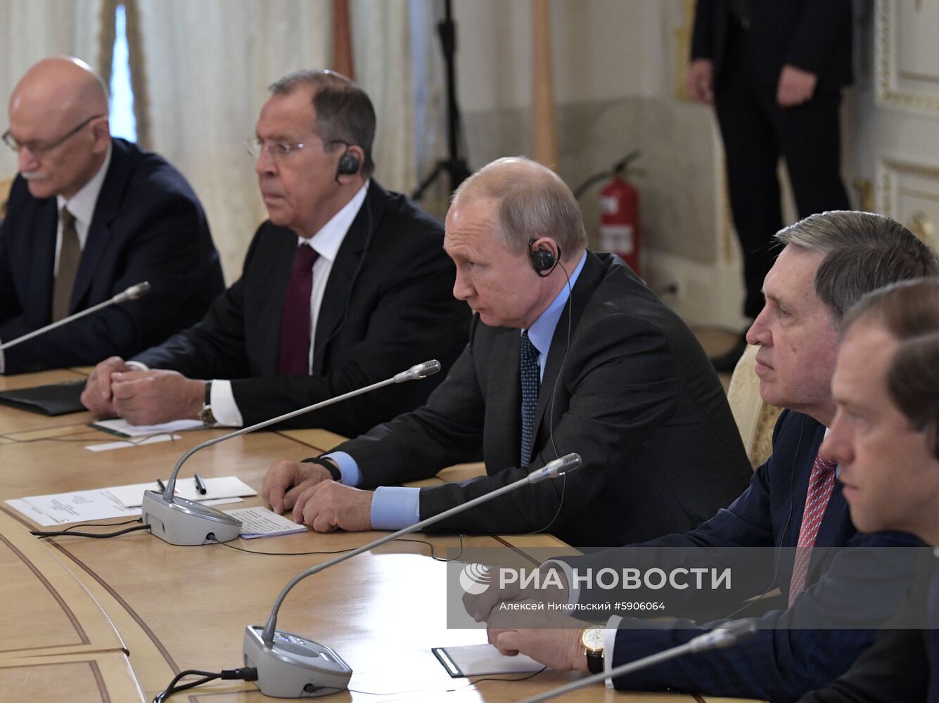 Президент РФ В. Путин принимает участие в Петербургском международном экономическом форуме