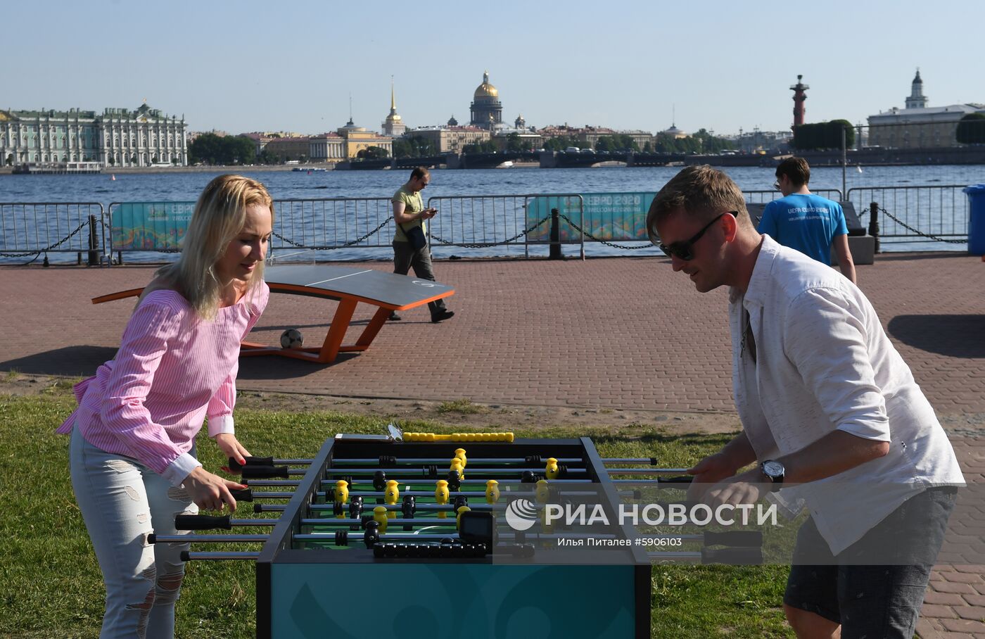 Посетители играют в настольную игру в парке футбола "Евро-2020", открытом на Заячьем острове у Петропавловской крепости в Санкт-Петербурге в честь 60-летия чемпионата Европы по футболу. Место: Россия, Санкт-Петербург. Автор: Илья Питалев/РИА Новости. Открытие парка футбола "Евро-2020" в Санкт-Петербурге