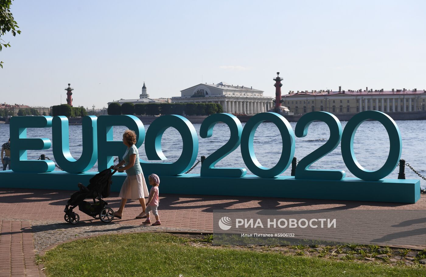 Женщина с ребенком гуляет по парку футбола "Евро-2020", открытом на Заячьем острове у Петропавловской крепости в Санкт-Петербурге в честь 60-летия чемпионата Европы по футболу. Место: Россия, Санкт-Петербург. Автор: Илья Питалев/РИА Новости. Открытие парка футбола "Евро-2020" в Санкт-Петербурге