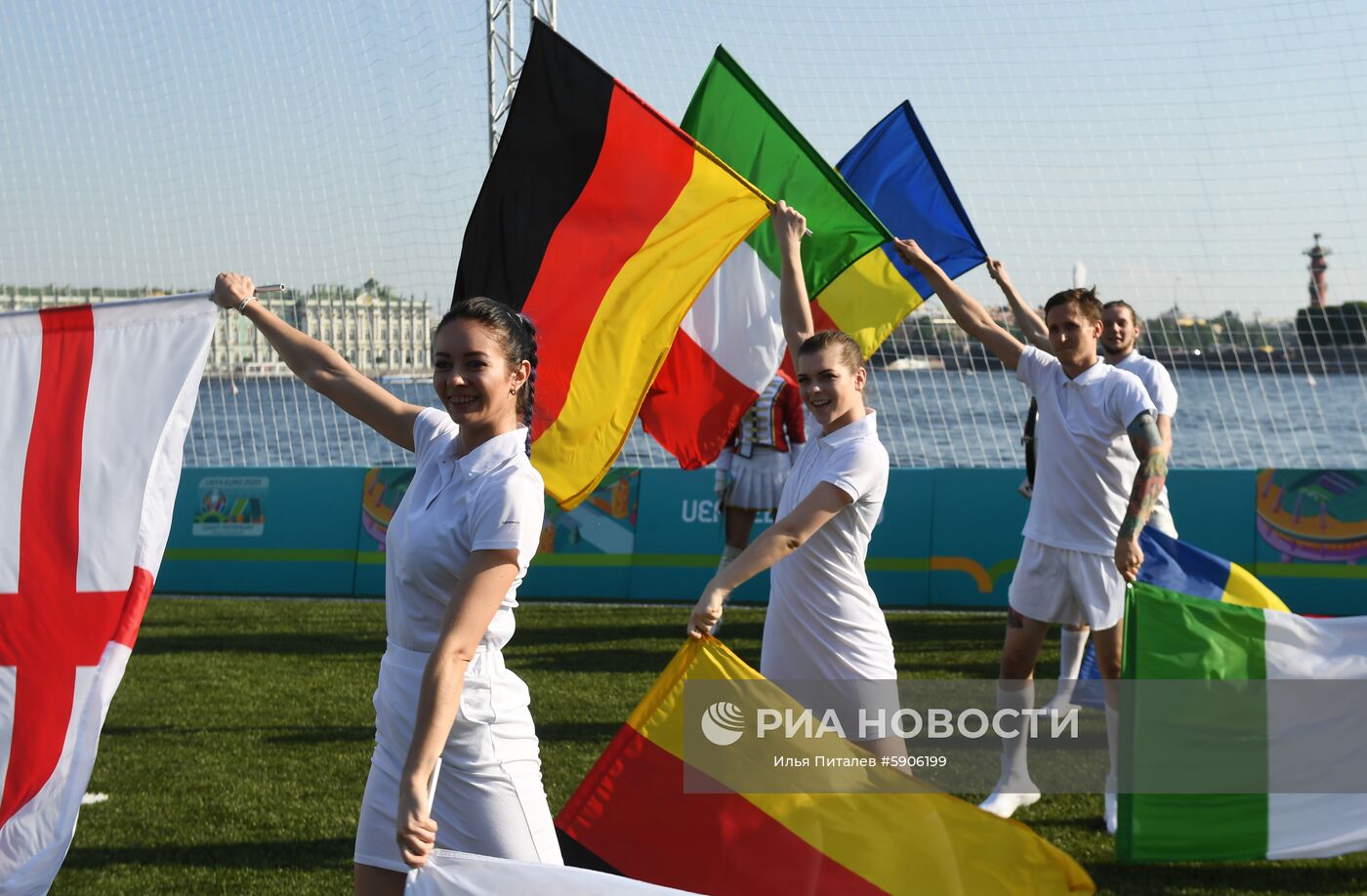 Церемония открытия парка футбола "Евро-2020" на Заячьем острове у Петропавловской крепости в Санкт-Петербурге в честь 60-летия чемпионата Европы по футболу. Место: Россия, Санкт-Петербург. Автор: Илья Питалев/РИА Новости. Открытие парка футбола "Евро-2020" в Санкт-Петербурге