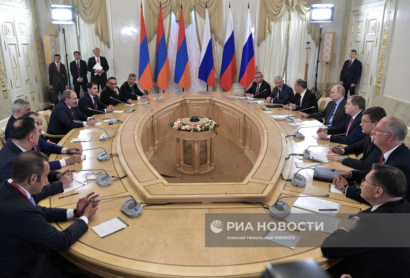 Президент РФ В. Путин принимает участие в Петербургском международном экономическом форуме