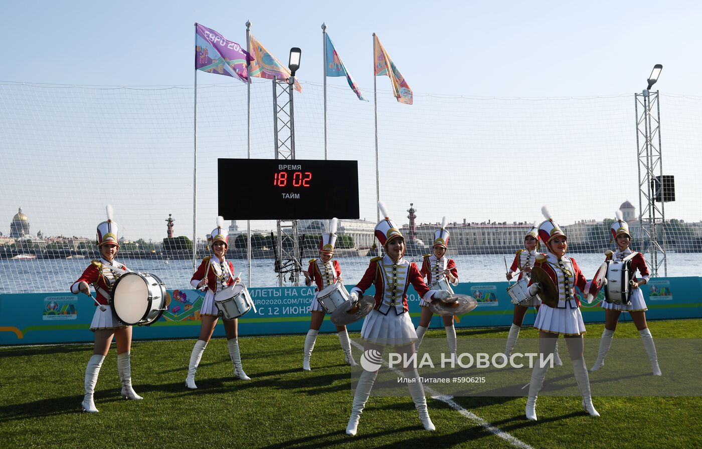 Девушки-музыканты выступают на открытии парка футбола "Евро-2020" на Заячьем острове у Петропавловской крепости в Санкт-Петербурге в честь 60-летия чемпионата Европы по футболу. Место: Россия, Санкт-Петербург. Автор: Илья Питалев/РИА Новости. Открытие парка футбола "Евро-2020" в Санкт-Петербурге
