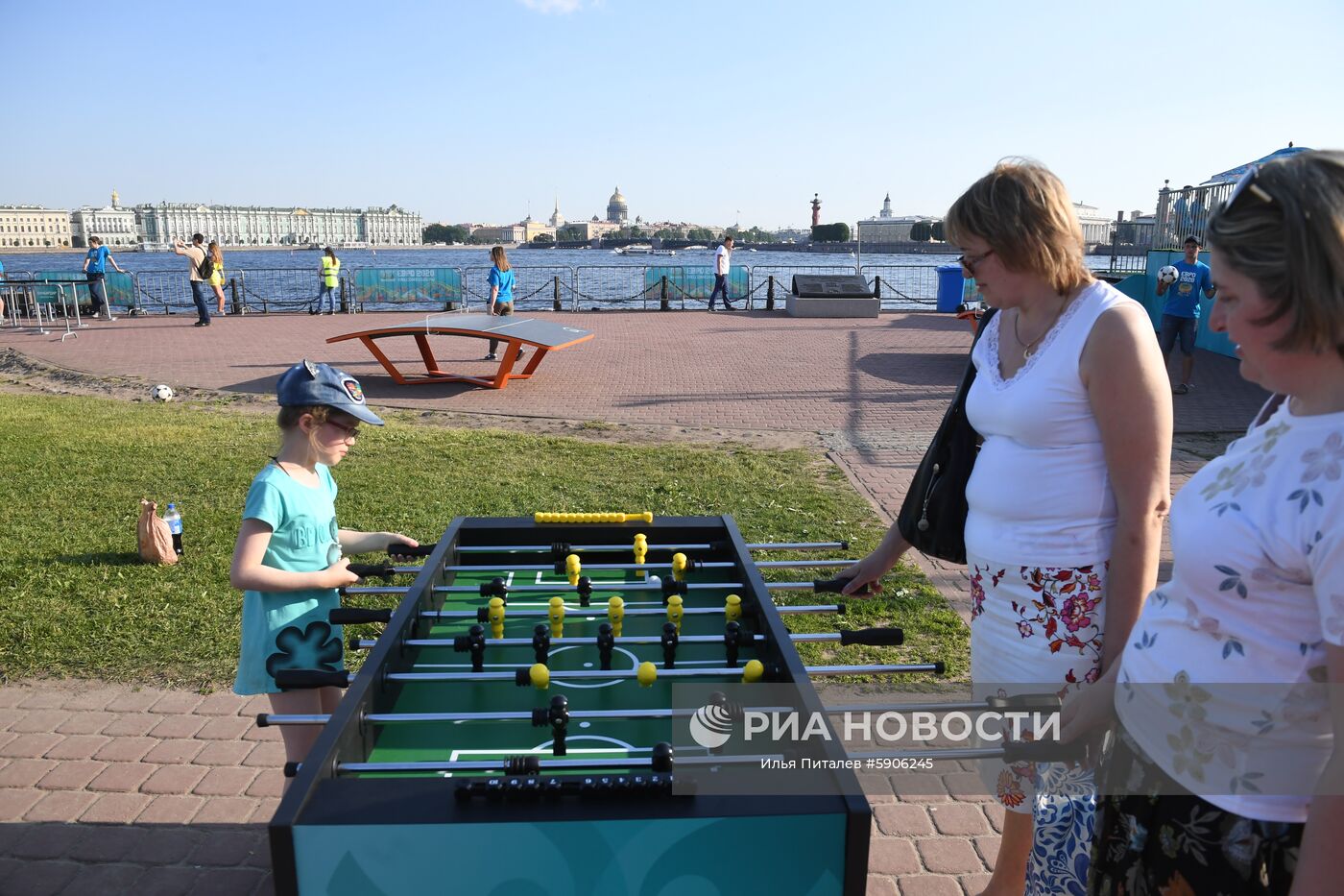 Посетители играют в парке футбола "Евро-2020", открытом на Заячьем острове у Петропавловской крепости в Санкт-Петербурге в честь 60-летия чемпионата Европы по футболу. Место: Россия, Санкт-Петербург. Автор: Илья Питалев/РИА Новости. Открытие парка футбола "Евро-2020" в Санкт-Петербурге