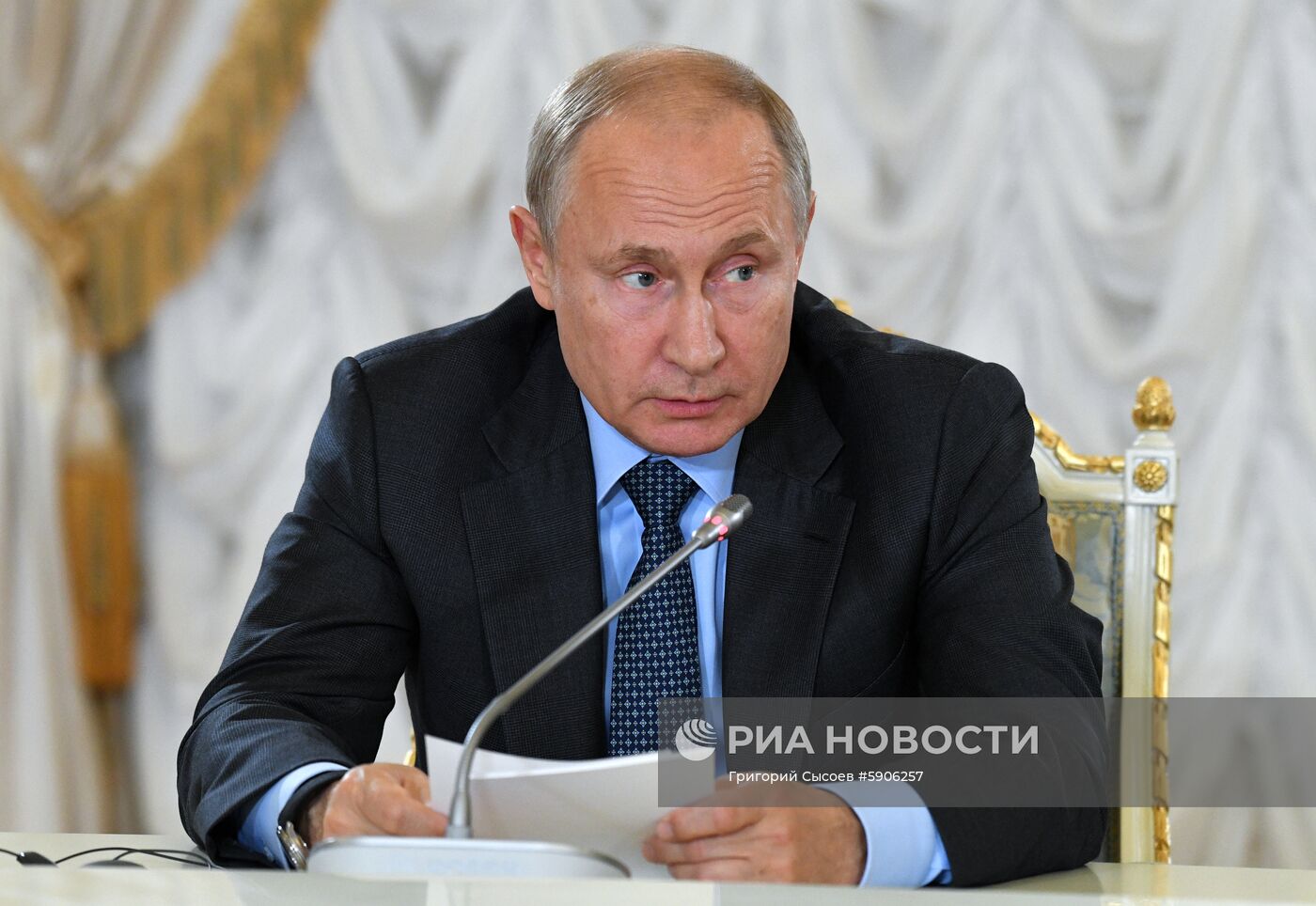 Президент РФ В. Путин принимает участие в Петербургском международном экономическом форуме