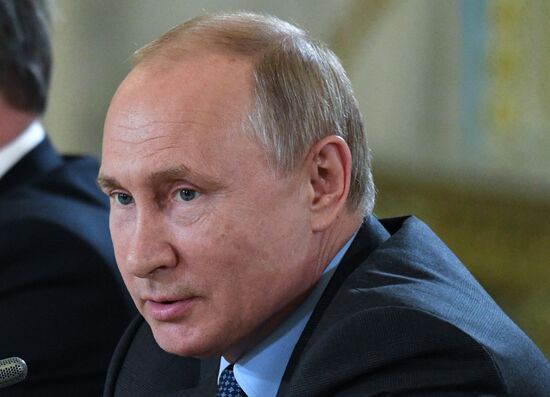 Президент РФ В. Путин принимает участие в Петербургском международном экономическом форуме