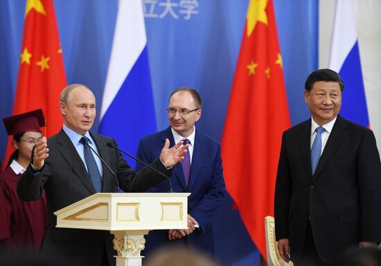 Президент РФ В. Путин принимает участие в Петербургском международном экономическом форуме