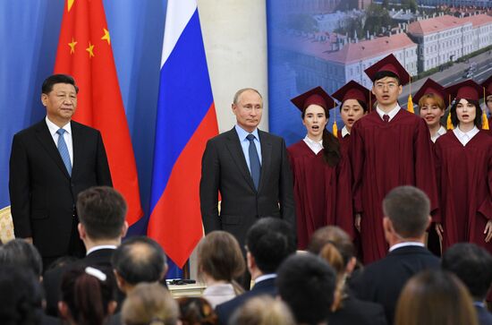 Президент РФ В. Путин принимает участие в Петербургском международном экономическом форуме