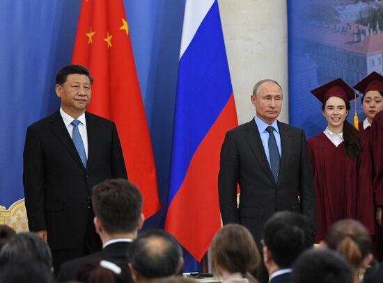 Президент РФ В. Путин принимает участие в Петербургском международном экономическом форуме