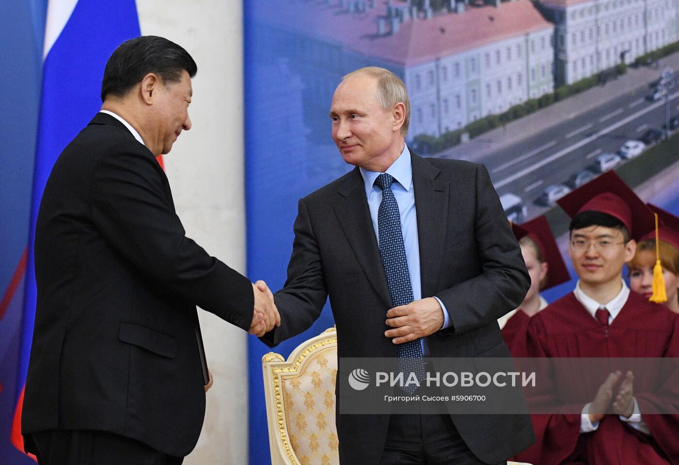 Президент РФ В. Путин принимает участие в Петербургском международном экономическом форуме