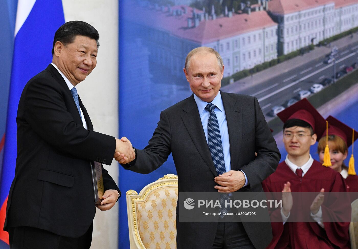 Президент РФ В. Путин принимает участие в Петербургском международном экономическом форуме