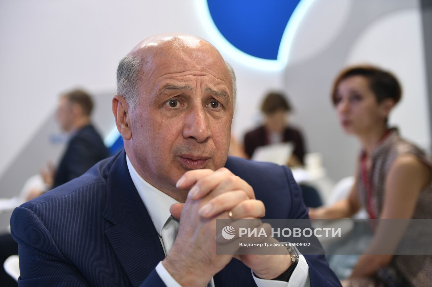 Работа стенда МИА "Россия сегодня" во второй день ПМЭФ