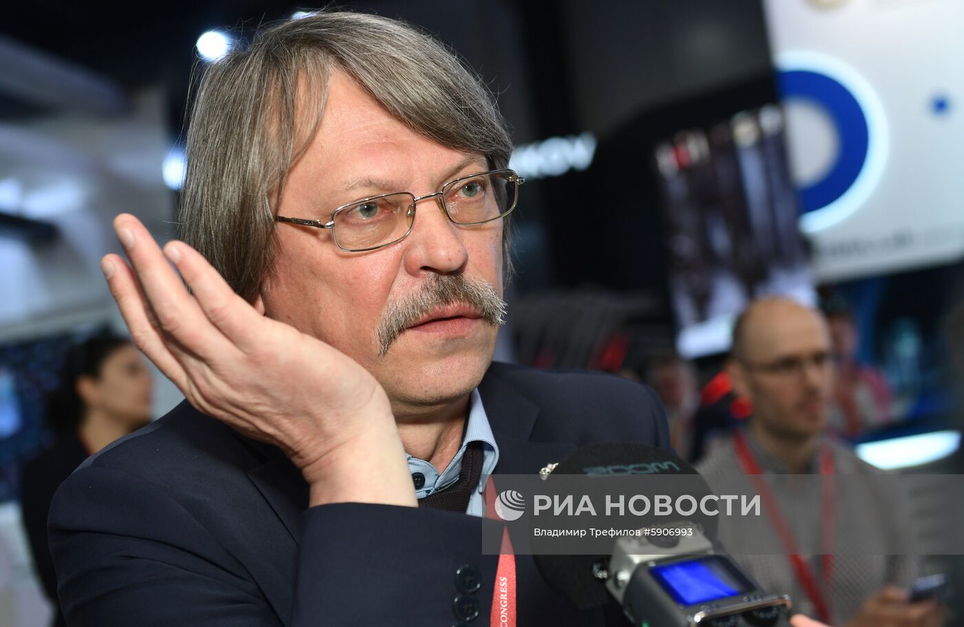 Работа стенда МИА "Россия сегодня" во второй день ПМЭФ