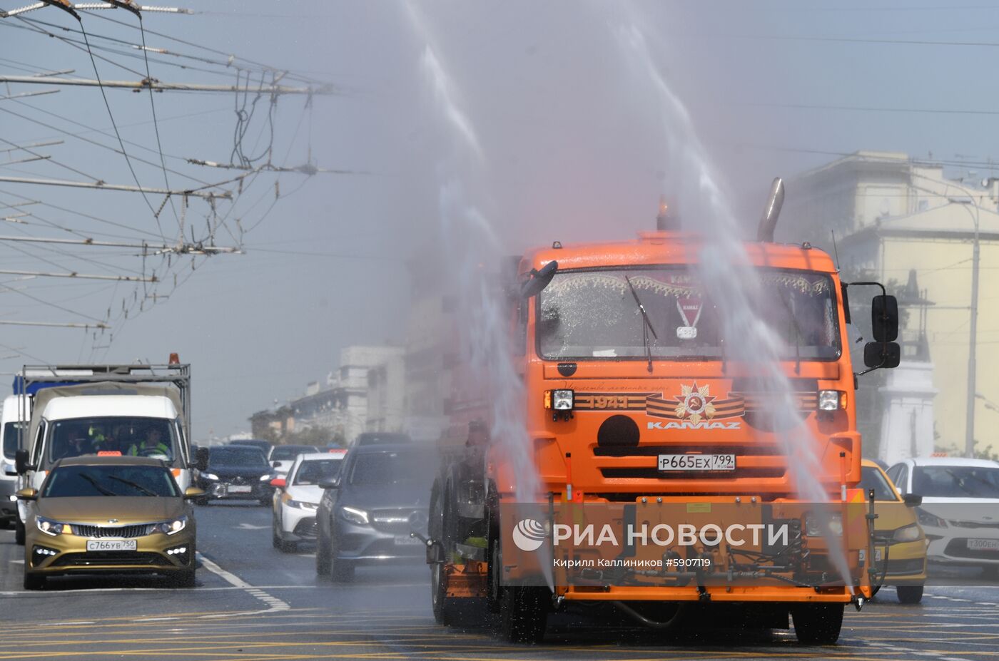 Аэрация воздуха и охлаждение дорожного покрытия в связи с жаркой погодой в Москве