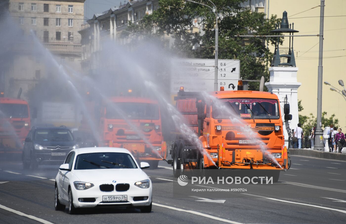 Аэрация воздуха и охлаждение дорожного покрытия в связи с жаркой погодой в Москве