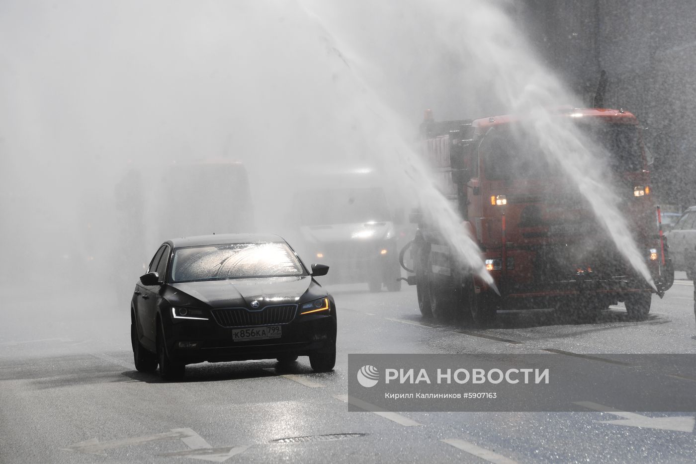 Аэрация воздуха и охлаждение дорожного покрытия в связи с жаркой погодой в Москве