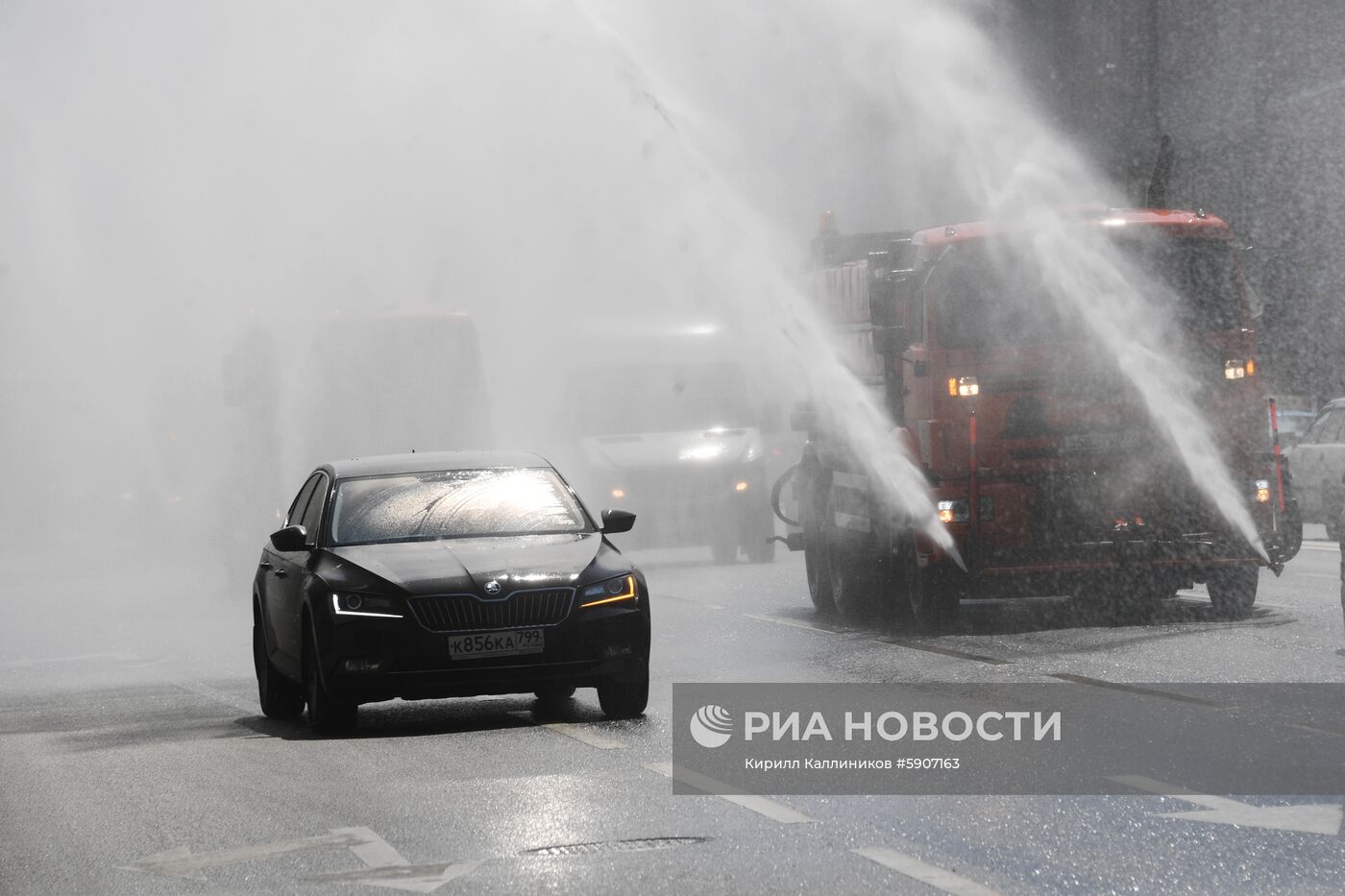 Аэрация воздуха и охлаждение дорожного покрытия в связи с жаркой погодой в Москве