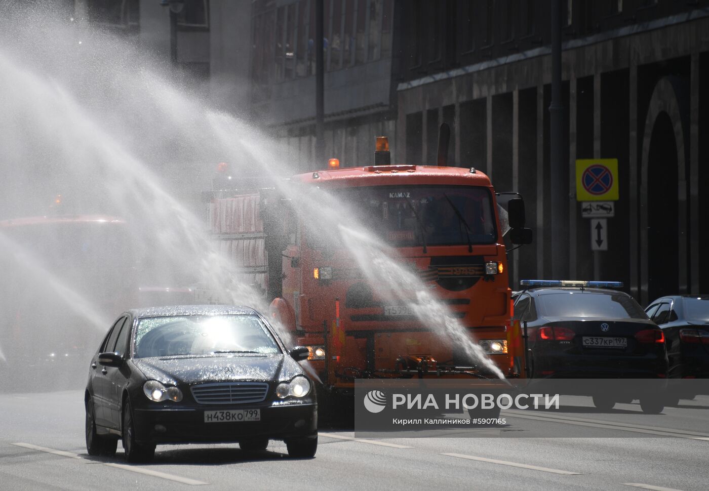 Аэрация воздуха и охлаждение дорожного покрытия в связи с жаркой погодой в Москве