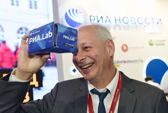 Работа стенда МИА "Россия сегодня" во второй день ПМЭФ