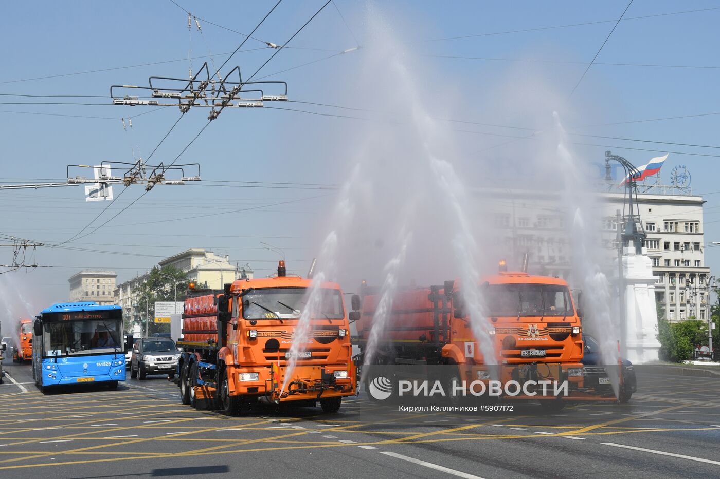 Аэрация воздуха и охлаждение дорожного покрытия в связи с жаркой погодой в Москве