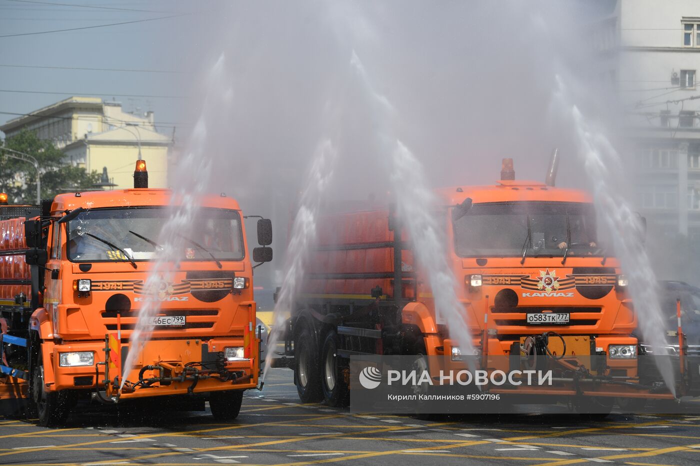 Аэрация воздуха и охлаждение дорожного покрытия в связи с жаркой погодой в Москве