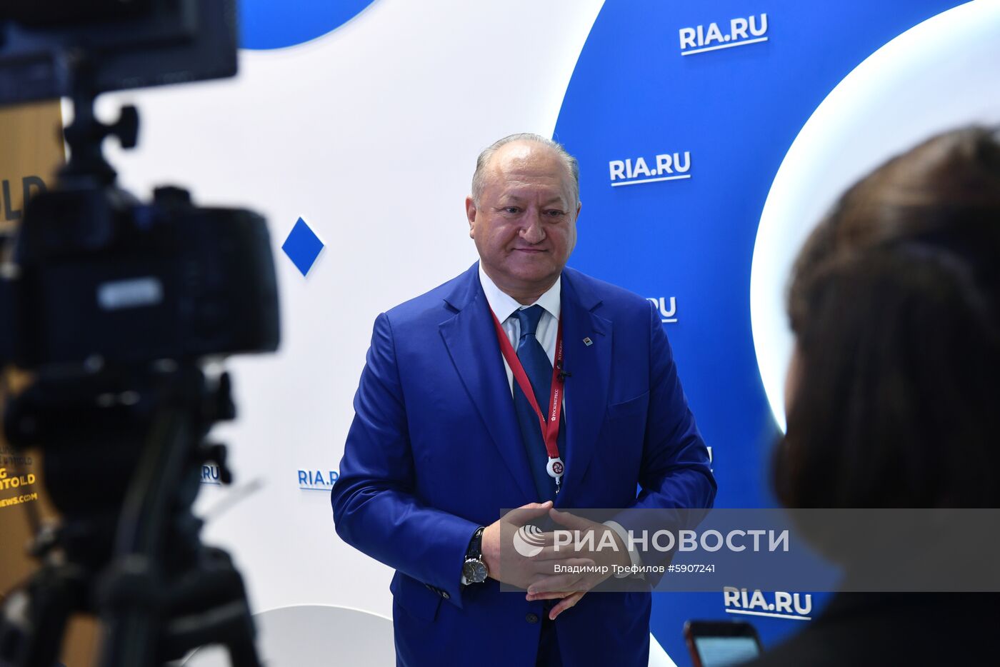 Работа стенда МИА "Россия сегодня" во второй день ПМЭФ