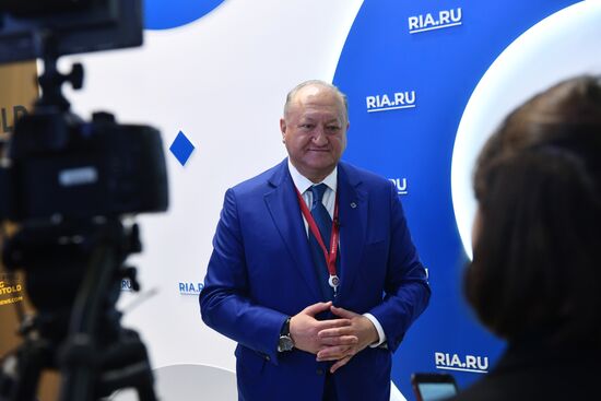 Работа стенда МИА "Россия сегодня" во второй день ПМЭФ