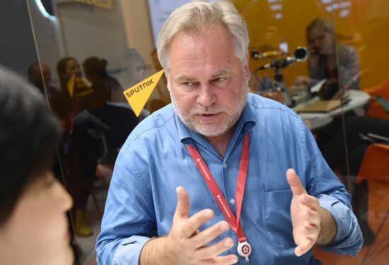 Работа стенда МИА "Россия сегодня" во второй день ПМЭФ