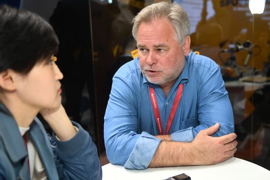 Работа стенда МИА "Россия сегодня" во второй день ПМЭФ