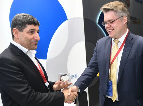 Работа стенда МИА "Россия сегодня" во второй день ПМЭФ