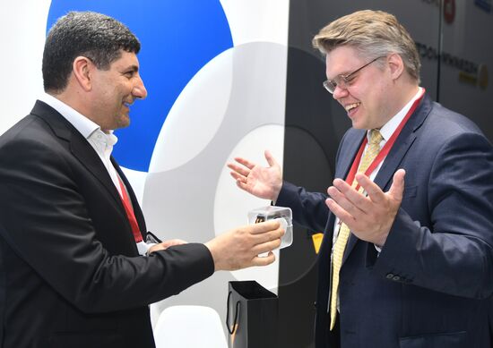 Работа стенда МИА "Россия сегодня" во второй день ПМЭФ