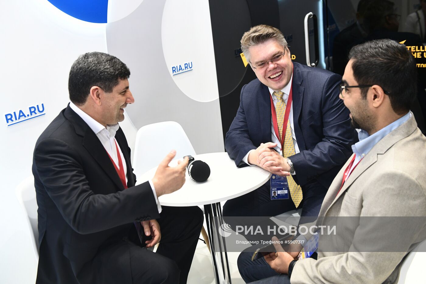 Работа стенда МИА "Россия сегодня" во второй день ПМЭФ