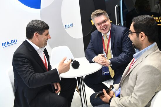 Работа стенда МИА "Россия сегодня" во второй день ПМЭФ