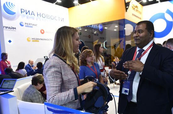 Работа стенда МИА "Россия сегодня" во второй день ПМЭФ