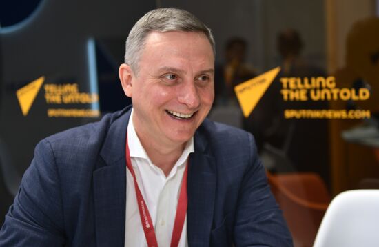 Работа стенда МИА "Россия сегодня" во второй день ПМЭФ