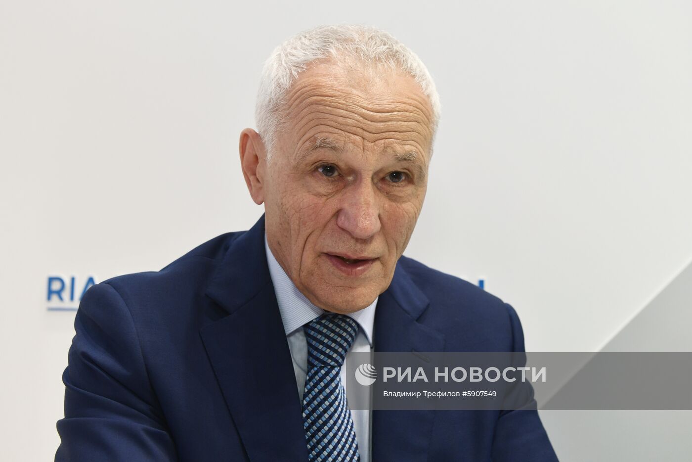 Работа стенда МИА "Россия сегодня" во второй день ПМЭФ