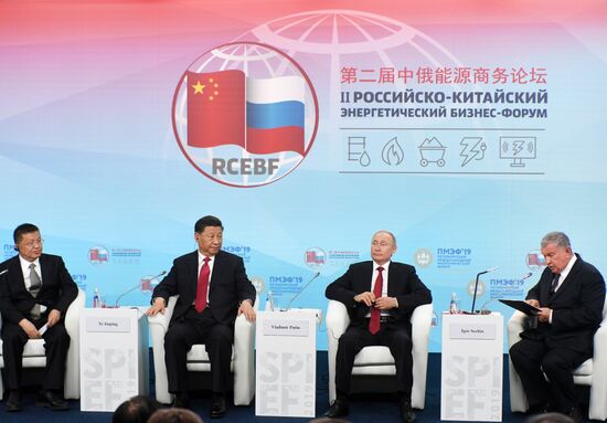 Президент РФ В. Путин на Петербургском международном экономическом форуме. День второй