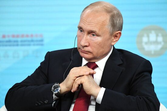 Президент РФ В. Путин на Петербургском международном экономическом форуме. День второй