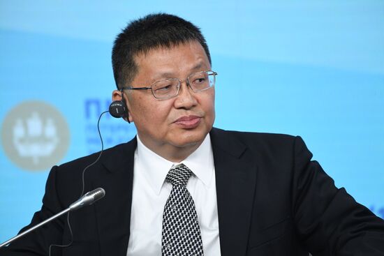 Президент РФ В. Путин на Петербургском международном экономическом форуме. День второй