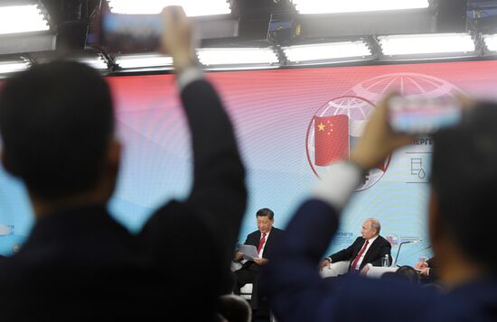 Президент РФ В. Путин на Петербургском международном экономическом форуме. День второй