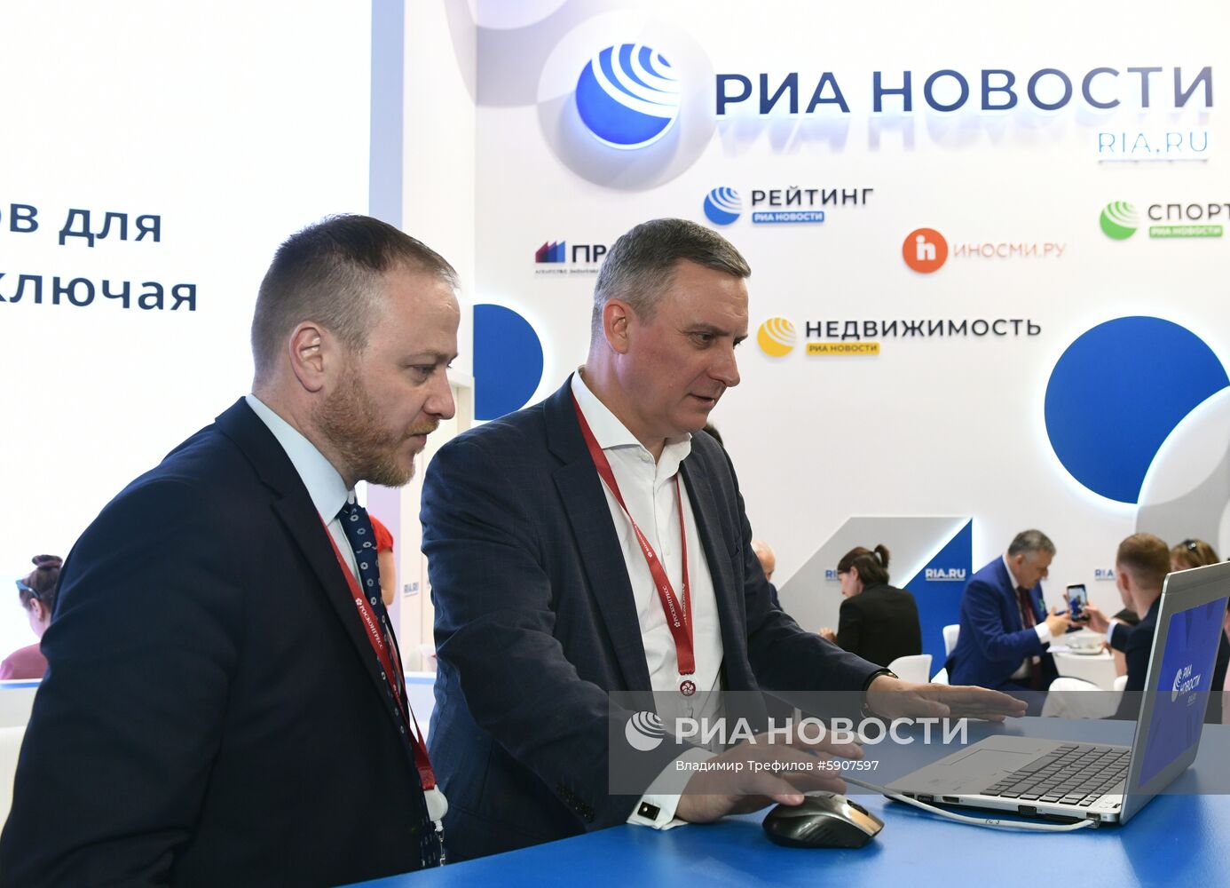 Работа стенда МИА "Россия сегодня" во второй день ПМЭФ