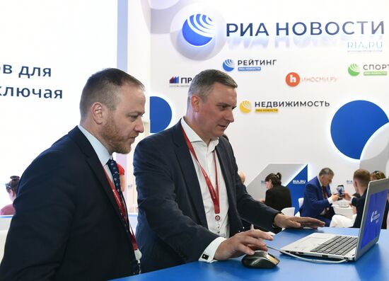Работа стенда МИА "Россия сегодня" во второй день ПМЭФ