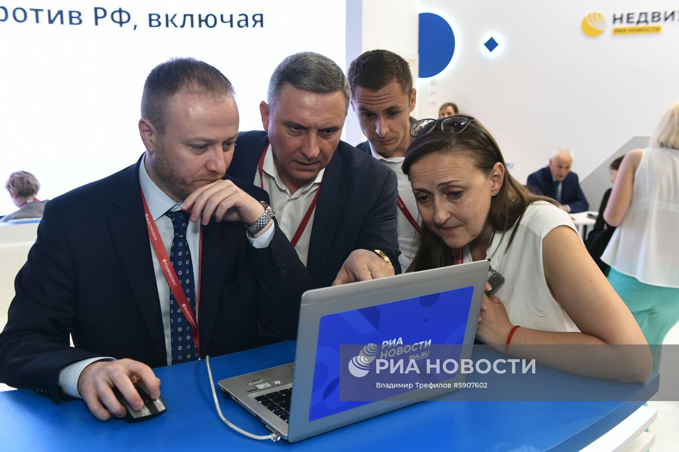 Работа стенда МИА "Россия сегодня" во второй день ПМЭФ