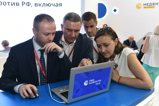 Работа стенда МИА "Россия сегодня" во второй день ПМЭФ